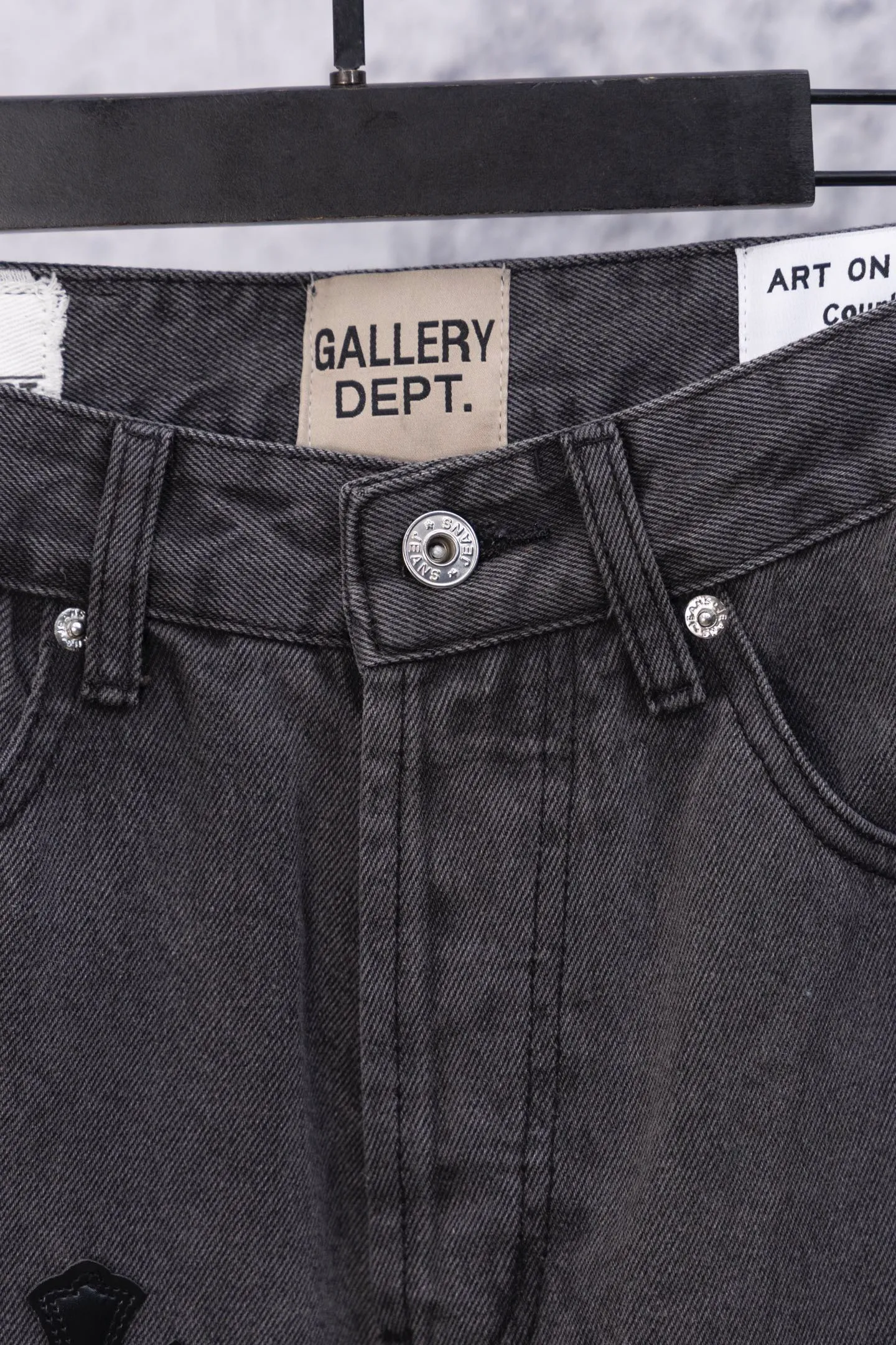 💰270 GALLERY DEPT. Vintage multi-leather splicing cross loose washed flared jeans to truly restore the ultimate texture of Vintage. Original hardware accessories, washed and other elevators, QR code analysis are all purchased from the original factory, high degree of restoration, you are welcome to compare the products~ Three-dimensional version Loose and comfortable, not picky about the figure, taller and slimmer, factory Seiko, original factory quality control, same style for men and women, can be matched with couples, versatile recommendation, must-have jeans for all seasons Size: 28-30-32-34 Color: blue gray